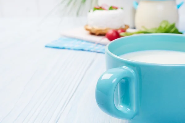 Caneca com leite na mesa — Fotografia de Stock