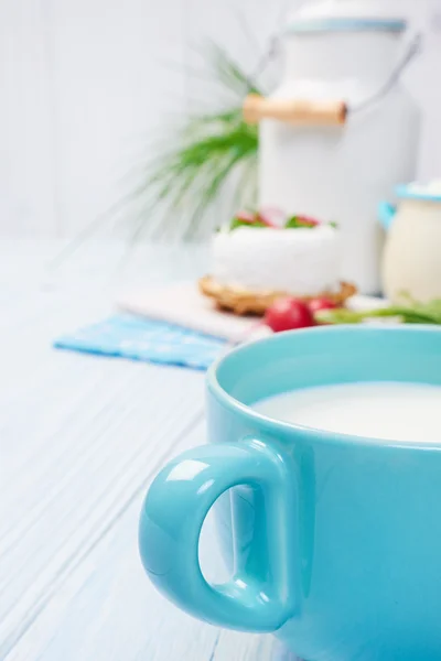 Caneca com leite na mesa — Fotografia de Stock