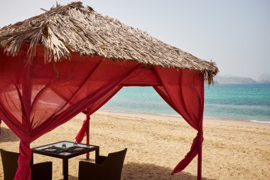 Plajda yemek masası