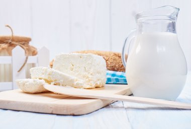 Süt ürünleri ekmek ile