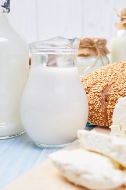 Süt ürünleri ekmek ile