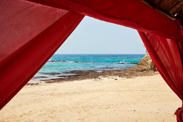 Blick auf das Meer aus dem Zelt am Strand — Stockfoto