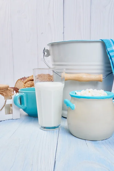 Produtos lácteos com pão — Fotografia de Stock