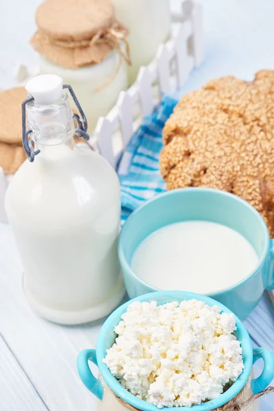 Produtos lácteos com pão — Fotografia de Stock