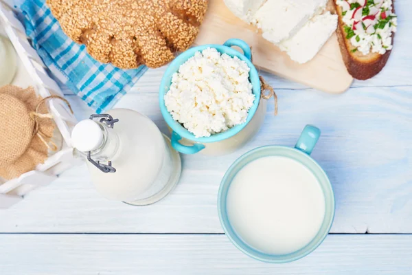 Milchprodukte mit Brot — Stockfoto