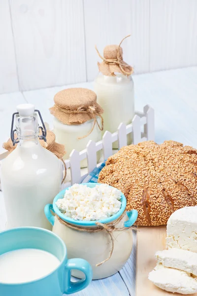 Produtos lácteos com pão — Fotografia de Stock