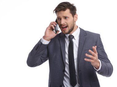 Endişeyle telefonda konuşurken işadamı