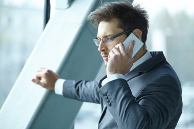 hareket eden telefon ofis lobisinde konuşurken işadamı
