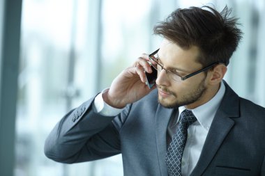 hareket eden telefon ofis lobisinde konuşurken işadamı