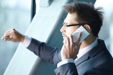 hareket eden telefon ofis lobisinde konuşurken işadamı