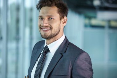 Yakışıklı, kendine güvenen bir iş adamı portresi.