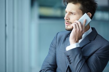 hareket eden telefon ofis lobisinde konuşurken işadamı
