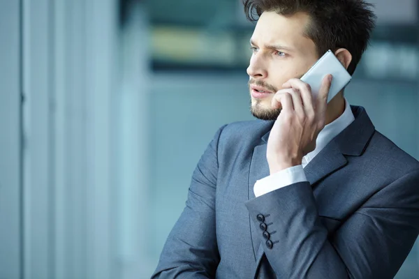 Affärsman som pratar i mobiltelefon i office lobby — Stockfoto