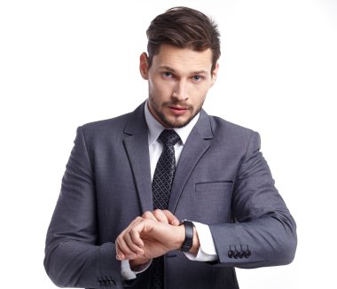 Genç iş adamı bakarak