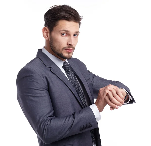 Junger Geschäftsmann schaut auf Uhr — Stockfoto