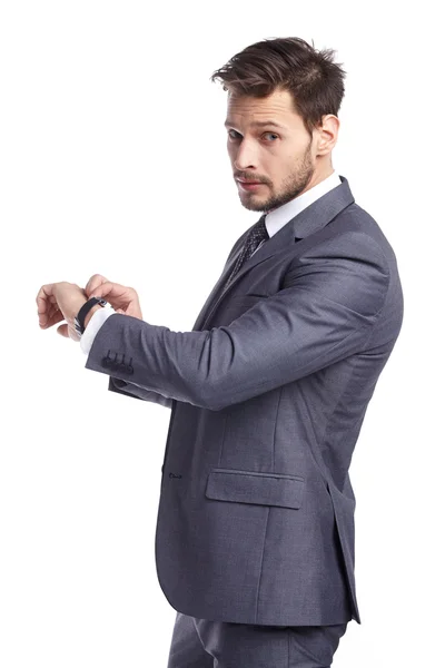 Joven hombre de negocios mirando el reloj — Foto de Stock