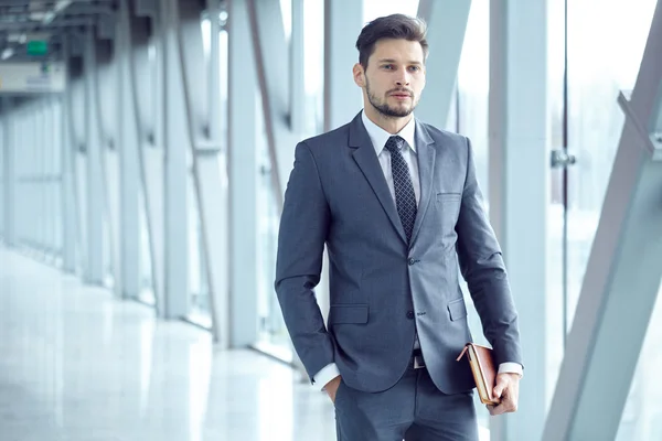 Бізнесмен у костюмі, стоячи в офісі — стокове фото