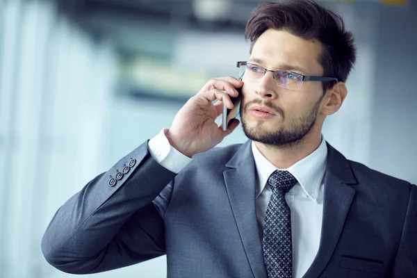 Empresario hablando por teléfono — Foto de Stock