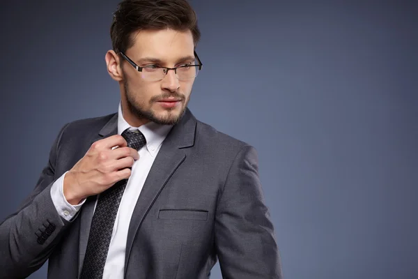 Бізнесмен в костюмі на сірому — стокове фото