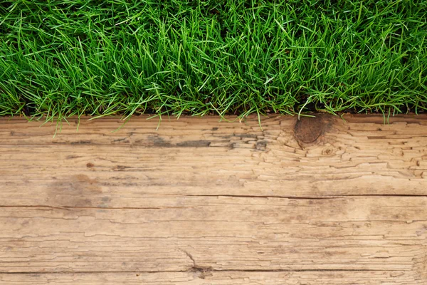Holz mit grünem Gras Hintergrund — Stockfoto