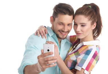 bir selfie alarak mutlu hippi çift