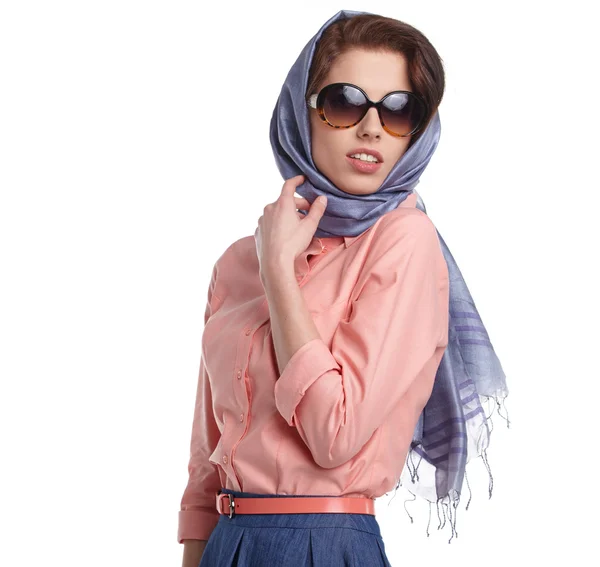 Modefrau mit Sonnenbrille und Schal — Stockfoto