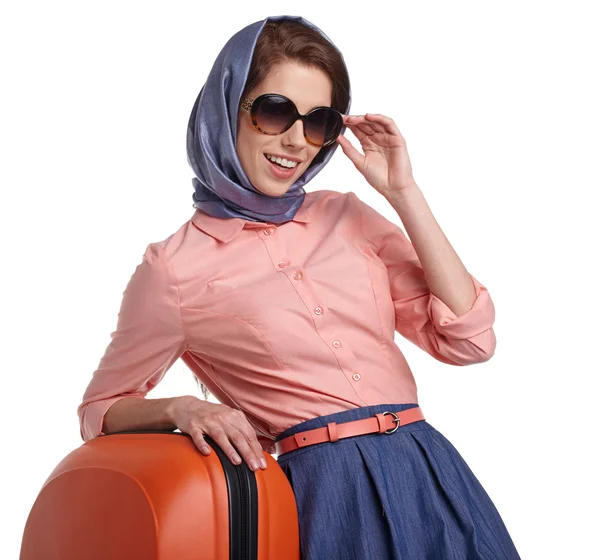 Žena módní sluneční brýle a šátek — Stock fotografie