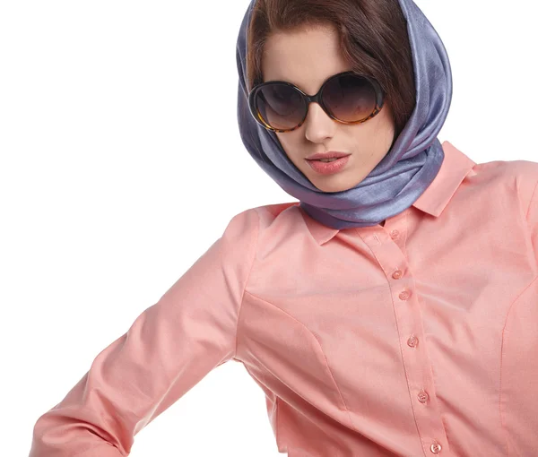 Модная женщина в солнцезащитных очках и шарфе — стоковое фото