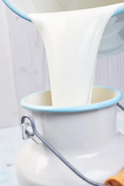 Verter leche de un cubo —  Fotos de Stock