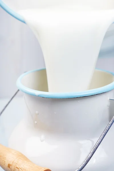 Derramando leite de um balde — Fotografia de Stock