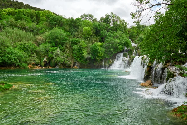 Vackert landskap nära vattenfallet Krka — Stockfoto