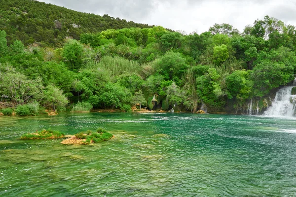 Красивый пейзаж возле водопада Крка — стоковое фото