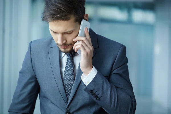 Empresario hablando por teléfono — Foto de Stock