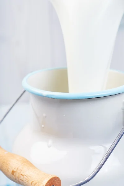 Despeje leite em recipiente — Fotografia de Stock