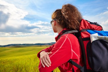 turistik bir sırt çantası ile zevk Tuscany tepelerinde