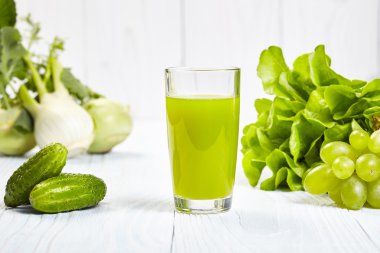bardak yeşil suyu