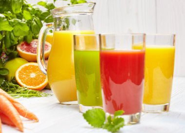 Bardakta taze meyve suyu