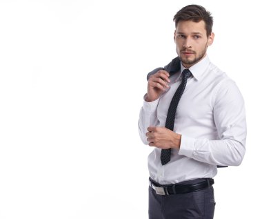 şık genç adam holding ceket