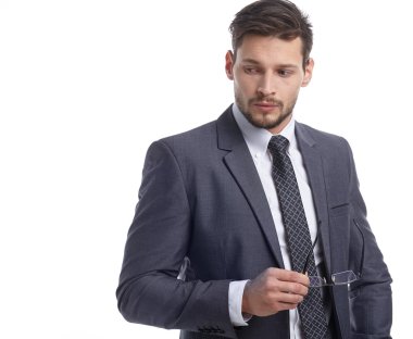 gri renk takımlı ve gözlük yakışıklı adam