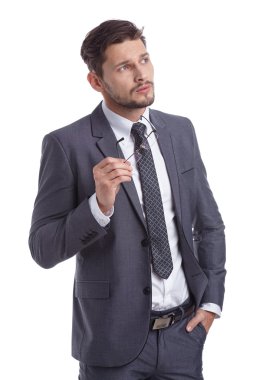 gri renk takımlı ve gözlük yakışıklı adam