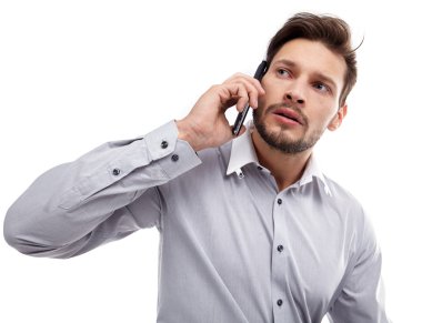 Cep telefonu kullanan mutlu genç adam.