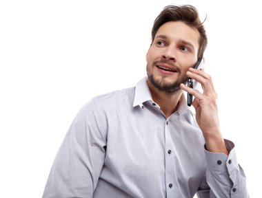 Cep telefonu kullanan mutlu genç adam.