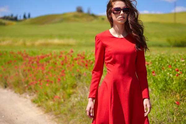 Bir haşhaş alanda Kırmızı elbiseli kadın — Stok fotoğraf