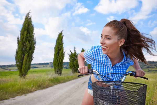 Žena s vinobraní kolo v zemi silnici — Stock fotografie