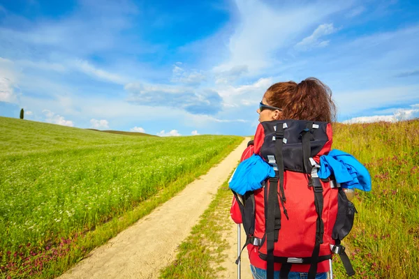 Turysta z plecaka cieszyć się wzgórza Toskanii — Zdjęcie stockowe