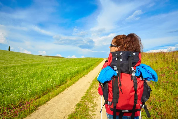 Turistik bir sırt çantası ile zevk Tuscany tepelerinde — Stok fotoğraf