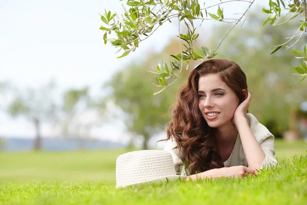 Chica acostada en la hierba en el jardín italiano —  Fotos de Stock