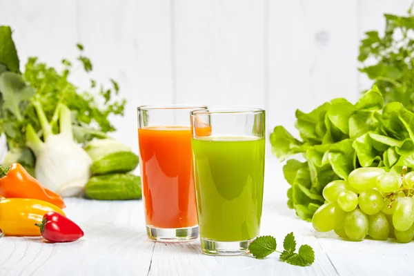 Färska juicer i glas — Stockfoto