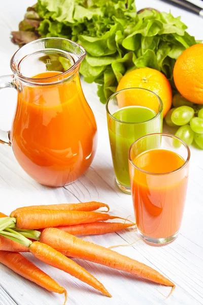 Färska juicer i glas — Stockfoto