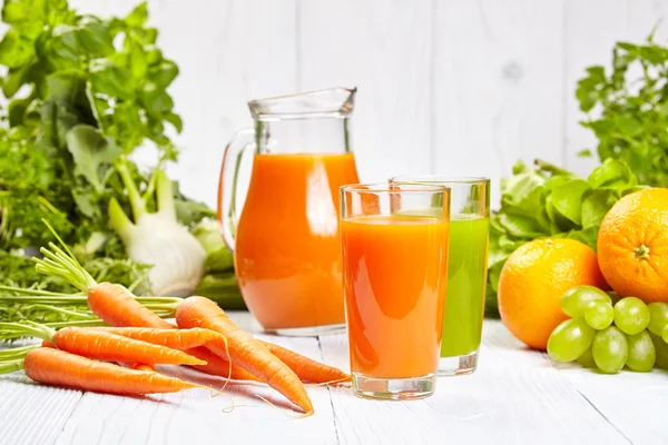 Färska juicer i glas — Stockfoto